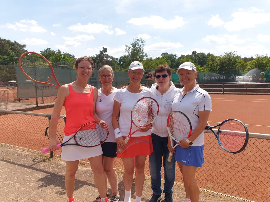 Die Damen 50 des TC Metelen nach gewonnem Spiel gegen Grün-Weiß Neuenkirchen. 
Tennis Saison 2002