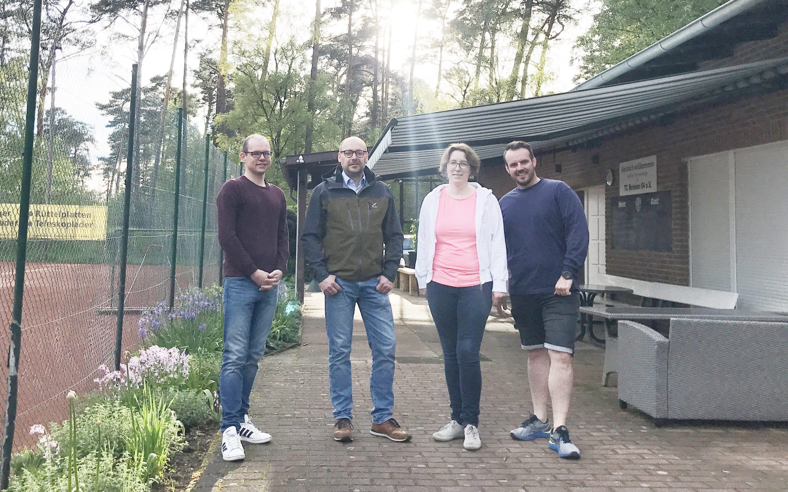 Zu sehen sind Bertold Sievert, Hendrik Brink von der Sparkasse, Nicole Bückers 
und Julian Efker auf der Tennisanlage Metelens vor dem Vereinsheim mit der neuen Markise.